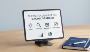 in Tablet auf einem Holztisch zeigt den Text „Thema finden für die Bachelorarbeit“ und vier Symbole für Ideen, Recherche, Abgrenzung und Orientierung. Rechts daneben liegt ein blaues Notizbuch.